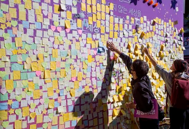 Bilder des Jahres 2023, News 10 Oktober News Themen der Woche KW43 News Bilder des Tages Itaewon tragedy, Oct 29, 2023 : People mourn for the perished in an alleyway, the site of the Itaewon crowd crush during Halloween celebrations last year, in Seoul, South Korea. Thousands of people and family members of the victims gathered in central Seoul on Sunday to cherish the memories of the deceased at a memorial event marking the first anniversary of the deadly Itaewon crowd crush that claimed 159 lives. They demanded a probe into the disaster and punishment of officials found responsible for the tragedy.  , aflo_234062998.jpg,