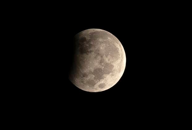 Bilder des Jahres 2023, News 10 Oktober News Themen der Woche KW43 News Bilder des Tages MUMBAI, INDIA OCTOBER 29: Partial lunar eclipse observed , on October 29, 2023 in Mumbai, India. (Photo by Satish Bate Hindustan Times ) Lunar Eclipse 2023
