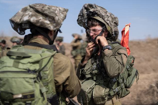 News Themen der Woche KW43 Nahostkonflikt, israelische Bodentruppen trainieren auf dem Gebiet der Golanhöhen Israeli Paratroopers Brigade Training - Israel Israeli soldiers, part of the Israeli Paratroopers Brigade, conduct battalion training at the Golan Heights on October 29, 2023, before returning to the Gaza border following their exercises in the expansive northern fields. Golan Heights, Israel on October 29, 2023. Photo by Dima Vazinovich Middle East Images ABACAPRESS.COM Golan Heights Israel  Copyright: xMiddlexEastxImages ABACAx 873828_007 MiddlexEastxImages ABACAx 873828_007
