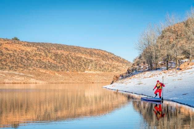 IMAGO Creative, Winter, Winterspaß, Eishockey winter stand up paddling in Colorado male paddler in drysuit is launching a stand up paddleboard on mountain lake in Colorado, winter scenery ,model released, Symbolfoto Copyright: xZoonar.com MarekxUliaszx 10054832 ,model released, Symbolfoto ,property released