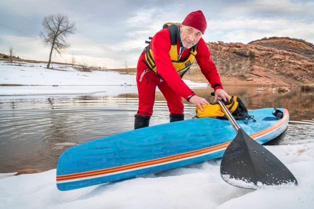 IMAGO Creative, Winter, Winterspaß, Eishockey winter stand up paddling in Colorado senior male paddler in drysuit and a racing stand up paddleboard on lake in Colorado, winter scenery ,model released, Symbolfoto Copyright: xZoonar.com MarekxUliaszx 10072018 ,model released, Symbolfoto ,property released