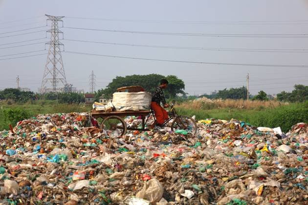 News Themen der Woche KW44 News Bilder des Tages October 30, 2023, Dhaka, Dhaka, Bangladesh: The low land on both sides of the road is being filled with garbage in Keraniganj, Dhaka. These lands will later be used for housing projects. Most of these wastes are non-biodegradable plastic and polythene products. Deadly harmful to the environment, these streams are a major cause of environmental and water pollution and human health risks. Dhaka Bangladesh - ZUMAk174 20231030_zip_k174_011 Copyright: xSyedxMahabubulxKaderx