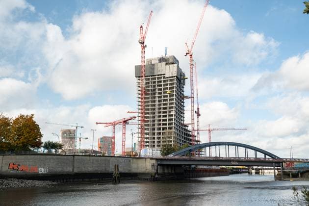 Elbtower in Hamburg - Baustopp im Oktober 2023 Medien berichten über die Einstellung der Zahlungen an das Bauunernehmen Lupp durch die österreichische SIGNA-Gruppe des Investors Rene Benko ;Elbtower in Hamburg - Baustopp im Oktober 2023 Medien berichten über die Einstellung der Zahlungen an das Bauunernehmen Lupp durch die österreichische SIGNA-Gruppe des Investors Rene Benko , *** Elbtower in Hamburg Construction stop in October 2023 Media report on the cessation of payments to the construction company Lupp by the Austrian SIGNA Group of the investor Rene Benko Elbtower in Hamburg Construction stop in October 2023 Media report on the cessation of payments to the construction company Lupp by the Austrian SIGNA Group of
