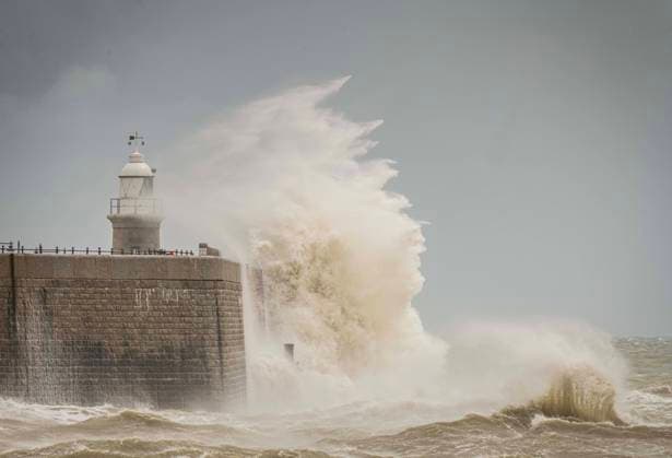 News Themen der Woche KW44 News Bilder des Tages Großbritannien, heftige Winde an Küste von Folkestone Image Licensed to Parsons Media. 30 10 2023. Folkestone, United Kingdom. File Images taken over the last month of storm waves along the Folkestone coastline and Folkestone Lighthouse.  Copyright: xDirkxSeyfriedx xParsonsxMediax PAR-8534-0004