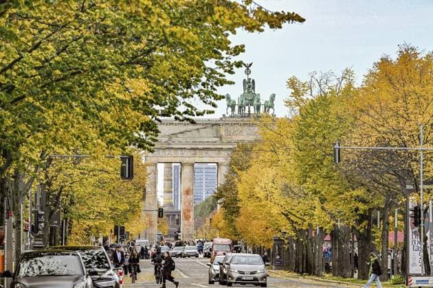 News Themen der Woche KW44 News Bilder des Tages Finanzsenator Stefan Evers und Birgit Möhring, Geschäftsführerin der BIM Berliner Immobilienmanagement GmbH zu den Reinigungsmaßnahmen und deren Kosten am Brandenburger Tor. *** NUR FÜR REDAKTIONELLE ZWECKE *** EDITORIAL USE ONLY ***<p>Finanzsenator Stefan Evers und Birgit Möhring, Geschäftsführerin der BIM Berliner Immobilienmanagement GmbH zu den Reinigungsmaßnahmen und deren Kosten am Brandenburger Tor, fotografiert am 26.10.2023 in Berlin Deutschland Berlin Berlin Copyright: MaurizioxGambarini *** Finance Senator Stefan Evers and Birgit Möhring, Managing Director of BIM Berliner Immobilienmanagement GmbH on the cleaning measures and their costs at the Brandenburg Gate FOR EDITORIAL PURPOSES ONLY EDITORIAL USE ONLY p Finance Sen Copyright: MaurizioxGambarini doc7sm0o89rxhhjcb7f66s ,EDITORIAL USE ONLY