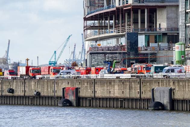 News Themen der Woche KW44 News Bilder des Tages Hamburg Unfall auf Baustelle in der Hafencity Hamburg, 30.10.2023 Autos der Feuerwehr Hamburg an der Unfallstelle Unfall auf Baustelle in der Hafencity Hamburg, 30.10.2023 *** Hamburg Accident at construction site in Hafencity Hamburg, 30 10 2023 Hamburg Fire Department cars at the scene of the accident Accident at construction site in Hafencity Hamburg, 30 10 2023 Copyright: xEibner-Pressefoto MarcelxvonxFehrnx EP_MFN