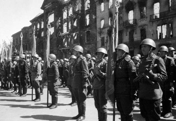 BERLIN REICHSTAG PARADE 5200 07.09.1945 A parade of Soviet troops near the Reichstag. Evgeniy Sputnik Berlin Germany  Copyright: xEvgeniyx