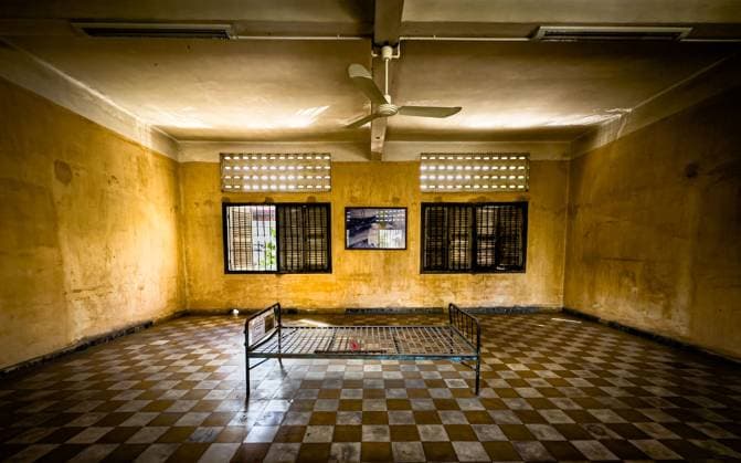 A steel bedframe in a torture cell converted from a former school classroom in the Tuol Sleng or S-21 torture and genocide museum in Phnom Penh, Cambodia. A steel bedframe in a torture cell converted from a former school classroom in the Tuol Sleng or S-21 torture and genocide museum in Phnom Penh, Cambodia. More than 18,000 people died here under the Khmer Rouge between 1975-79, and just 12 former prisoners survived. Copyright: AndyxSoloman 4063_09_AS_Tuol_12112022_024