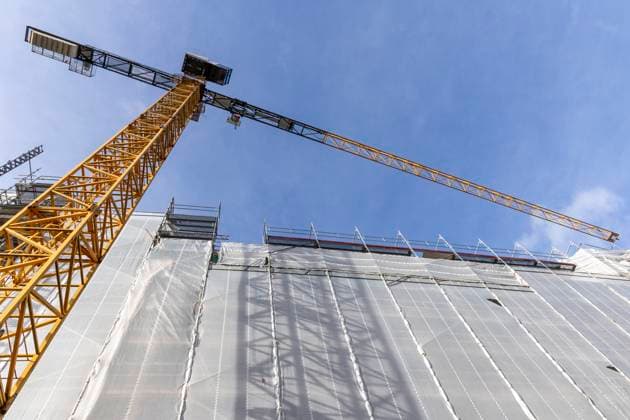 Stadtentwicklung in Hamburg. 30.10.2023, EU, DEU, Deutschland, Hamburg, Hamburg: Baustopp am Flüggerhauskomplex am Rödingsmarkt 19. Der Bauherr SIGNA (Rene Benko) scheint in finanzielle Probleme geraten zu sein. Neben den Flüggerhöfe stoppen die SIGNA Bauaktivitäten am Elbtower in der Hafen City und an der Gänsemarktpassage. EU, DEU, Germany, Hamburg, Hamburg: Construction stop at the Flüggerhöfe complex at Rödingsmarkt 19. The developer SIGNA (Rene Benko) seems to have run into financial problems. In addition to the Flüggerhöfe, SIGNA stops construction activities at the Elbtower in the Hafen City and at the Gänsemarktpassage.