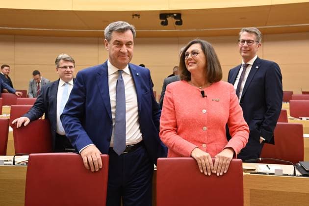 Ilse AIGNER (Landtagspraesidentin Bayern) mit Markus SOEDER (Ministerpraesident Bayern und CSU Vorsitzender), hi.re:Markus BLUME (CSU,Bayerischer Staatsminister für Wissenschaft und Kunst) Konstituierende Sitzung zur 19. Wahlperiode im Bayerischen Landtag am 30.10.2023. Maximilianeum in Muenchen *** Ilse AIGNER Landtagspraesidentin Bavaria with Markus SOEDER Ministerpraesident Bavaria and CSU chairman, hi re Markus BLUME CSU, Bavarian Minister of State for Science and the Arts Constituent meeting for the 19 electoral period in the Bavarian Parliament on 30 10 2023 Maximilianeum in Munich