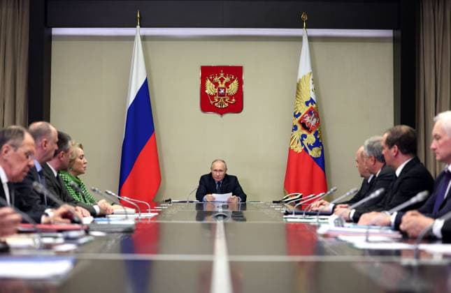 News Bilder des Tages Russia Putin Defence 8546148 30.10.2023 Russian President Vladimir Putin chairs meeting with members of the Security Council, the Government and the leadership of law enforcement agencies at the Novo-Ogaryovo state residence outside Moscow, Russia. Gavriil Grigorov POOL Novo-Ogaryovo Moscow region Russia  Copyright: xGavriilxGrigorovx