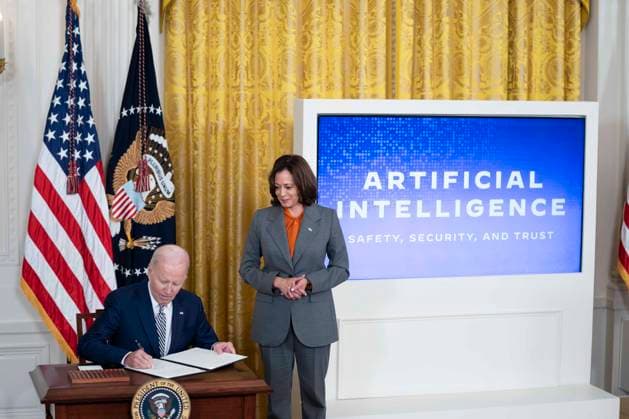 News Themen der Woche KW44 News Bilder des Tages President Joe Biden signs an Executive Order on his administration s approach to artificial intelligence during an event in the East Room at the White House in Washington, DC on Monday, October 30, 2023.  WAP20231030318 BONNIExCASH