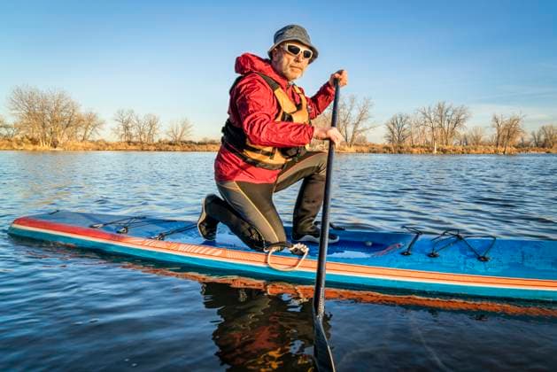 IMAGO Creative, Winter, Winterspaß, Eishockey senior male paddler on a stand up paddle board, senior male paddler on a racing stand up paddle board, a lake in Colorado in winter or early spring scenery ,model released, Symbolfoto Copyright: xZoonar.com MarekxUliaszx 11836983 ,model released, Symbolfoto ,property released