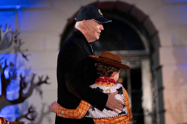 Entertainment Themen der Woche KW44 Entertainment Bilder des Tages October 30, 2023, Washington, District of Columbia, USA: United States President Joe Biden hugs a boy dressed as Woody during a Halloween trick-or-treat event for local public school students and military-connected families on the South Lawn of the White House in Washington, DC on Monday, October 30, 2023 Washington USA - ZUMAs152 20231030_faa_s152_100 Copyright: xBonniexCashx-xPoolxviaxCNPx