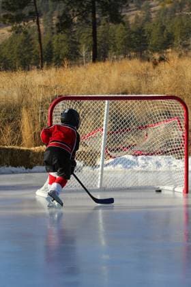 IMAGO Creative, Winter, Winterspaß, Eishockey #2 Child hockey player playing outdoor pond hockey, model released, , 1512606.jpg, action, active, amateur, black, boy, child, childhood, children, cold, country, day, field, frozen, game, gear, glove, goal, healthy, helmet, hockey, ice, ice-skating, kids, lake, league, lifestyle, nature, net, outdoors, people, play, pond, protection, puck, recreation, red, rink, season, simple, skate, skates, skating, snow, sport, stick, stick, uniform, white, white, winter, RECORD DATE NOT STATED
