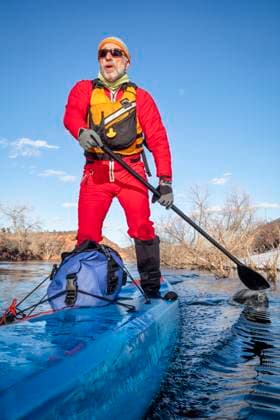 IMAGO Creative, Winter, Winterspaß, Eishockey stand up paddling winter training senior paddler is training on stand up paddleboard on a mountain lake in winter scenery - Horsetooth Reservoir in northern Colorado, POV from an action camera ,model released, Symbolfoto Copyright: xZoonar.com MarekxUliaszx 14863353 ,model released, Symbolfoto ,property released