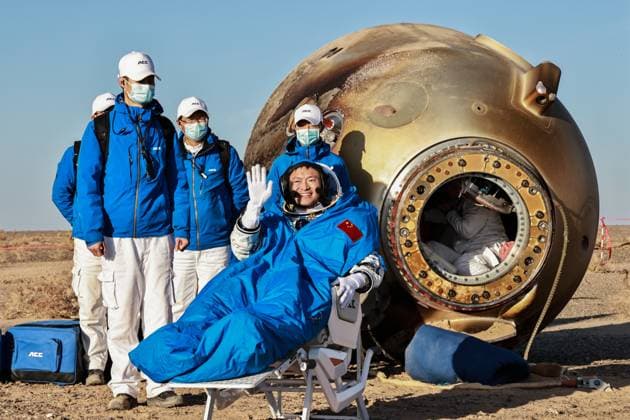 News Themen der Woche KW44 Bilder des Jahres 2023, News 10 Oktober News Bilder des Tages (231031) -- DONGFENG LANDING SITE, Oct. 31, 2023 -- Astronaut Gui Haichao is out of the return capsule of the Shenzhou-16 manned spaceship at the Dongfeng landing site in north China s Inner Mongolia Autonomous Region Oct. 31, 2023. The return capsule of the Shenzhou-16 manned spaceship, carrying astronauts Jing Haipeng, Zhu Yangzhu and Gui Haichao, touched down at the Dongfeng landing site in north China s Inner Mongolia Autonomous Region on Tuesday. ) (EyesonSci) CHINA-SHENZHOU-16-RETURN (CN) LixGang 