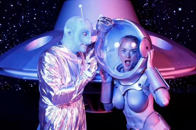 From the FARBKÖRPER calendar 2024 Geek Art Bodypainting and Transformaking UFO Photoshooting with Daniela Buchholz as a Space Girl and Enrico Lein as an alien with a UFO in the Filmwelt Center in Bad Münder A project of the photographer Tschiponnique Skupin and the Bodypainter and Transformaker Enrico Lein Foto:xT.xSkupinx xFuturexImagex farbkoerper_kalender_3002