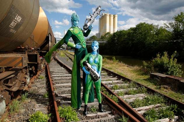 From the FARBKÖRPER calendar 2024 Geek Art Bodypainting and Transformaking Aliens visit the Earth with Barbara and Enrico as visitors between parked railroad cars on the Weser in Hameln A project of the photographer Tschiponnique Skupin and the Bodypainter and Transformaker Enrico Lein Foto:xT.xSkupinx xFuturexImagex farbkoerper_kalender_3003