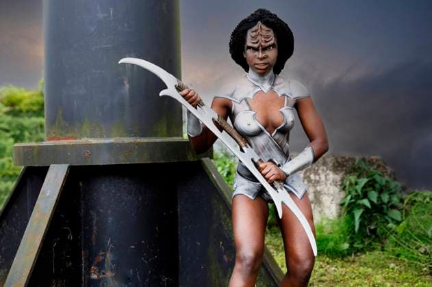 From the COLOR BODY Calendar 2024 Geek Art Bodypainting and Transformaking Klingons Photoshooting with Model ClÃ mentine Hoegnifio at the Filmwelt Center in Bad Münder A project of the photographer Tschiponnique Skupin and the Bodypainter and Transformaker Enrico Lein Foto:xT.xSkupinx xFuturexImagex farbkoerper_kalender_3007