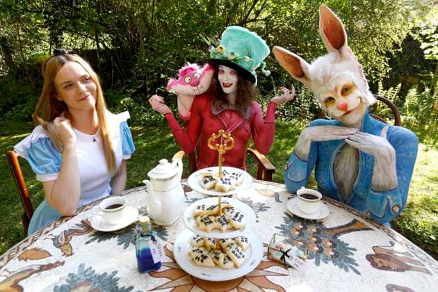 From the FARBKÖRPER calendar 2024 Geek Art Bodypainting and Transformaking Alice in Wonderland Photoshooting with Melina as Alice, Julia as the Mad Hatter and Janina as the White Rabbit in the Czarnecki Garden in Hamelin A project of the photographer Tschiponnique Skupin and the Bodypainter and Transformaker Enrico Lein Foto:xT.xSkupinx xFuturexImagex farbkoerper_kalender_3008