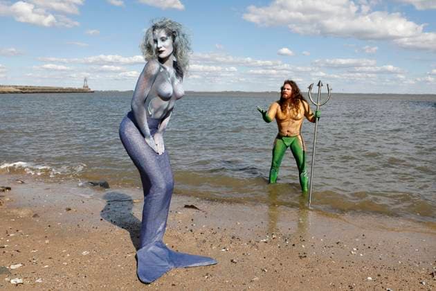 From the FARBKÖRPER calendar 2024 Geek Art Bodypainting and Transformaking Aquaman and Mermaid Photoshooting with Grave Artist and Janina at the Jadebusen in Wilhelmshaven A project of the photographer Tschiponnique Skupin and the Bodypainter and Transformaker Enrico Lein Foto:xT.xSkupinx xFuturexImagex farbkoerper_kalender_3009