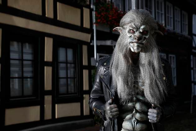 From the FARBKÖRPER calendar 2024 Geek Art Bodypainting and Transformaking Werewolf Photoshooting with Paul Skupin as a werewolf in the Große Hofstraße Hameln, 03 09 2020 A project of the photographer Tschiponnique Skupin and the Bodypainter and Transformaker Enrico Lein. Foto:xT.xSkupinx xFuturexImagex farbkoerper_kalender_3013