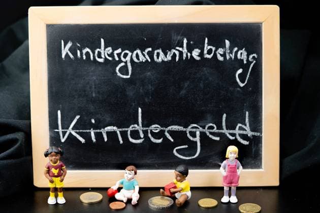 Kreidetafel mit der Schrift Kindergarantiebetrag, durchgestrichen: Kindergeld Chalkboard with the words Child Guarantee Amount, Kindergarantiebetrag, crossed out: Child benefit, Kindergeld BLWS696922 *** Chalkboard with the Font Child Guarantee Amount, crossed out Child benefit chalkboard With The Words Child Guarantee Amount, Child Guarantee Amount, crossed out Child benefit, Child benefit BLWS696922 Copyright: xblickwinkel Steidix