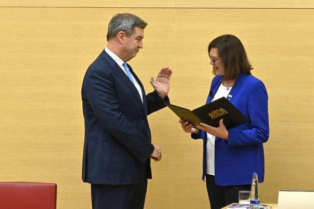 News Themen der Woche KW44 Markus SOEDER (Ministerpraesident Bayern). wird von Landtagspraesidentin Ilse AIGNER nach der Wahl vereidigt,schwoert den Eid. Wahl und Vereidigung des Bayerischen Ministerpraesidenten am 31.10.2023 im Bayerischen Landtag,Maximilianeum in Muenchen *** Markus SOEDER State Premier of Bavaria is sworn in by State Parliament President Ilse AIGNER after the election, swears the oath Election and swearing in of the Bavarian State Premier on 31 10 2023 in the Bavarian Parliament,Maximilianeum in Munich