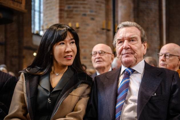 Bilder des Jahres 2023, News 10 Oktober News Bilder des Tages Nach siebenjaehriger Bau- und Planungszeit ist am Dienstag (31.10.2023) in der evangelischen Marktkirche in Hannover das umstrittene Reformationsfenster des Kuenstlers Markus Luepertz eingeweiht worden. (Foto: So-yeon Schroeder-Kim; Altbundeskanzler Gerhard Schroeder (SPD, Schröder)). Das Kunstwerk bringe Irritationen mit sich und ermoegliche so einen anderen Blick auf Martin Luther , sagte der hannoversche Landesbischof Ralf Meister im Einweihungsgottesdienst am Reformationstag vor rund 800 Besuchern: Wir sehen einen getriebenen, von Selbstzweifeln geplagten Menschen, innerlich zerrissen. Das rege dazu an, ueber das eigene Leben und die eigene Existenz nachzudenken. Um das mehr als 13 Meter hohe Buntglasfenster in der Suedfassade der sp Copyright: epd-bild JensxSchulze epd-Reformationsfenster28-kopieren