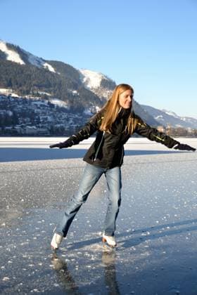 IMAGO Creative, Jahreszeit Winter, Eislaufen Pirouette of young woman figure skating at frozen lake of zell am see in austria, model released, , 1814401.jpg, active, activity, adult, athletic, beautiful, blade, blue, boots, caucasian, dancing, exercise, female, figure, fitness, frozen, fun, girl, happy, healthy, hobby, ice, ice-skating, lake, leisure, lifestyle, outdoor, outside, people, recreation, rink, shoe, skate, skater, skating, smiling, snow, snowy, sport, training, white, winter, wintersports, women, young, pirouette, RECORD DATE NOT STATED