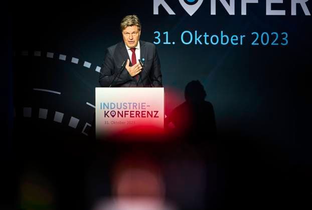 News Themen der Woche KW44 News Bilder des Tages Industriekonferenz 2023: Bundeswirtschaftsminister Robert Habeck (B90 Die Grünen) Europa, Deutschland, Berlin, 31.10.2023: Industriekonferenz 2023 - Bundeswirtschaftsminister Robert Habeck (B90 Die Grünen) hält die Eröffnungsrede. Industriekonferenz 2023 mit hochrangigen Akteurinnen und Akteuren aus dem In- und Ausland, aus Industrie, Wirtschaft, Arbeitgeberverbänden, Gewerkschaften und Politik . Gesprächsthemen sind die Herausforderungen fuÌˆr die Transformation und aktuelle industriepolitische Entwicklungen. Im Vordergrund stehen die Handlungsfelder Wettbewerbsfähigkeit, Klimaschutz, Lieferketten, Rohstoffversorgung, SchluÌˆsseltechnologien und Digitalisierung. *** Industry Conference 2023 Federal Minister of Economics Robert
