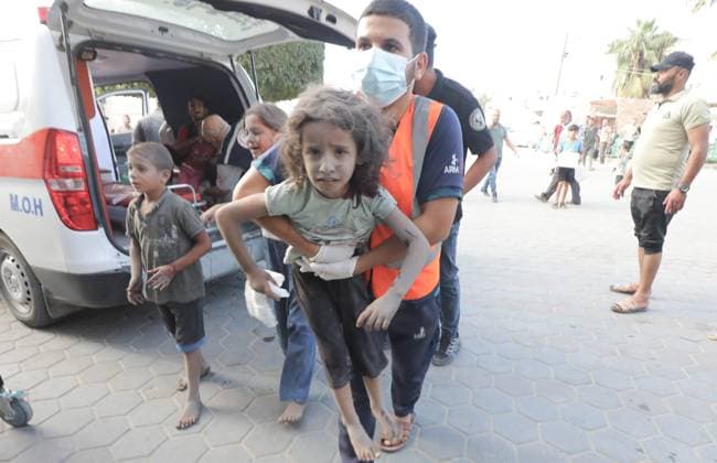 Bilder des Jahres 2023, News 10 Oktober Medics transport wounded Palestinians (includ children) at a hospital following an Israeli air strike in Dair El-Balah Medics transport wounded Palestinians (includ children) at a hospital following an Israeli air strike in Dair El-Balah refugues camp, in the central Gaza Strip on October 31, 2023, amid the ongoing battles between Israel and the Palestinian group Hamas. Photo by Omar Ashtawy apaimages Dair El-Balah Gaza Strip Palestinian Territory 311023_Dair El-Balah_OSH_00(1) Copyright: xapaimagesxOmarxAshtawyx xapaimagesx
