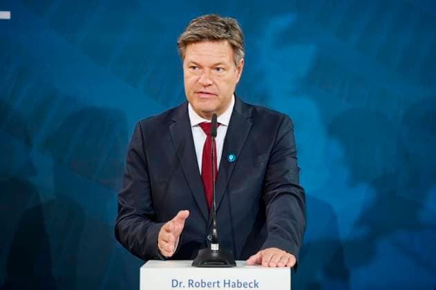 Industriekonferenz 2023: Bundeswirtschaftsminister Robert Habeck (B90 Die Grünen) Europa, Deutschland, Berlin, 31.10.2023: Industriekonferenz 2023 - Beginn der Pressekonferenz - Bundeswirtschaftsminister Robert Habeck (B90 Die Grünen) . Industriekonferenz 2023 mit hochrangigen Akteurinnen und Akteuren aus dem In- und Ausland, aus Industrie, Wirtschaft, Arbeitgeberverbänden, Gewerkschaften und Politik . Gesprächsthemen sind die Herausforderungen fuÌˆr die Transformation und aktuelle industriepolitische Entwicklungen. Im Vordergrund stehen die Handlungsfelder Wettbewerbsfähigkeit, Klimaschutz, Lieferketten, Rohstoffversorgung, SchluÌˆsseltechnologien und Digitalisierung. *** Industry Conference 2023 Federal Minister of Economics Rob
