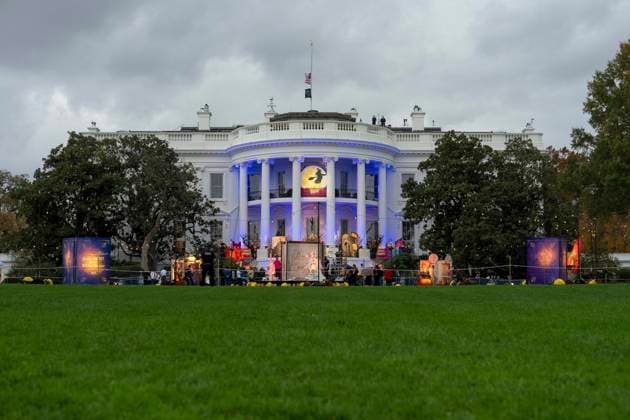 October 31, 2023, Washington, DC, United States: The South faoÂßade of the White House decorated for the annual Halloween celebration hosted by U.S. President Joe Biden and First Lady Jill Biden, October 30, 2023 in Washington, D.C. Washington United States - ZUMAp138 20231031_zaa_p138_001 Copyright: xOliverxContreras WhitexHousex