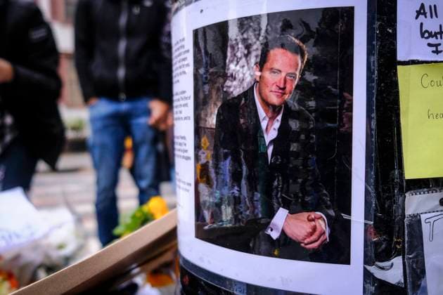 New York City,NY-October 31st 2023: Memorial for Actor Matthew Perry who passed away on October 28th 2023 in New York City. Copyright: xKatiexGodowskix
