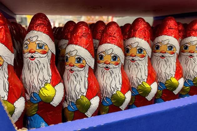 Auslage in Regal von Großhandel von Schokoladenweihnachtsmänner Weihnachtsmänner Nikolaus Nikoläuse Farbe Rot von rotes Staniolpapier aus Schokolade in Marke Klett angeordnet wie Armee von Weihnachtsmann, Deutschland, Europa *** Display in Shelf from Wholesale from Chocolate Father Christmases Santas Nikolaus Nikoläuse Colour Red from Red Staniolpapier from Chocolate in Brand Klett arranged like Army from Santa Claus, Germany, Europe Copyright: imageBROKER FrankxSchneider iblfrs09773011.jpg