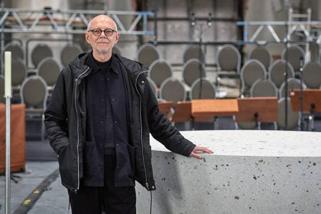 Bilder des Jahres 2023, News 11 November News Themen der Woche KW44 News Bilder des Tages 250 Jahre nach der ersten Weihe der Hedwigskirche, der ersten katholischen Kirche nach der Reformation in Berlin, wird an Allerheiligen, 01.11.2023, in der Sankt Hedwigs-Kathedrale am Bebelplatz in Berlin der neue Altar geweiht. Nach dem Entwurf des Architekturbueros Sichau & Walter mit dem Kuenstler Leo Zogmayer (im Bild) und passend zum Rundbau der Kathedrale, rueckt der als Halbkugel geformte und im Steingussverfahren hergestellte Altar in die Mitte des Raums. Im Foto vom 01.11.2023: Vorstellung des Altars in der Sankt Hedwigs-Kathedrale mit Kuenstler Leo Zogmayer. (Siehe epd-Meldung vom 01.11.2023) EDITORIAL USE ONLY *** 250 years after the first consecration of the Hedwigskirche, the first Catholic church after the Reformation in Berli Copyright: epd-bild ChristianxDitsch D23D1101AltarSanktHedwigsKathedrale124159