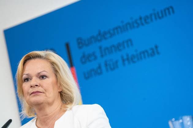 News Themen der Woche KW44 News Bilder des Tages Pressestatement Bundesinnenministerin Nancy Faeser - Gesetzespaket zur Anpassung von Datenübermittlungsvorschriften im Ausländer- und Sozialrecht, erhebliche Straferhöhungen für Schleuser sowie eine erleichterte Arbeitsaufnahme von Asylsuchenden und Geduldeten -;Pressestatement Bundesinnenministerin Nancy Faeser - Gesetzespaket zur Anpassung von Datenübermittlungsvorschriften im Ausländer- und Sozialrecht, erhebliche Straferhöhungen für Schleuser sowie eine erleichterte Arbeitsaufnahme von Asylsuchenden und G, Berlin Berlin Deutschland Bundesinnenministerium *** Press Statement Federal Minister of the Interior Nancy Faeser Legislative package for the adjustment of data transmission regulations in the aliens and social law, significa