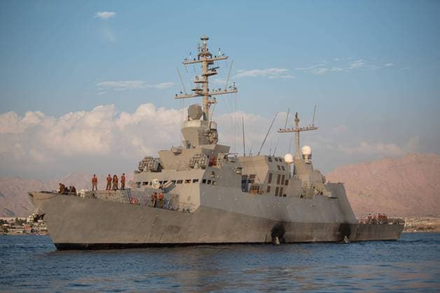 News Bilder des Tages (231101) -- JERUSALEM, Nov. 1, 2023 -- An Israeli Navy missile boat is seen in the area of the Red Sea on Nov. 1, 2023. Israel sent missile boats to the Red Sea, the army said on Wednesday after Houthi forces in Yemen fired missiles and drones toward Israel s resort city of Eilat. Israeli Navy missile boats arrived in the area of the Red Sea, the Israel Defense Forces () said in a statement, noting the move was made following a situational assessment and as part of defensive efforts in the area. ( Handout via Xinhua) (FOCUS)MIDEAST-PALESTINIAN-ISRAELI CONFLICT-MISSILE BOATS IDF 