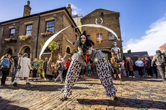 Bilder des Jahres 2023, Entertainment 11 November Entertainment Themen der Woche KW44 Entertainment Bilder des Tages A Day of the Dead Parade has taken place at London™s Camden Market as part of this year™s Halloween celebrations. Jester acrobats, contortionists and stilt walkers dressed in 1830™s outfits performed in front of onlookers, alongside a Dia de los Muertos parade, in partnership with the Somers Gallery. The Day of the Dead is a Mexican tradition in which friends and family member gather to celebrate loved ones who have died. When: 01 Nov 2023 Credit: Alicia Clarke Cover Images **EDITORIAL USE ONLY. MATERIALS ONLY TO BE USED IN CONJUNCTION WITH EDITORIAL STORY. THE USE OF THESE MATERIALS FOR ADVERTISING, MARKETING OR ANY OTHER COMMERCIAL PURPOSE IS STRICTLY PROHIBITED. MATERIAL COPYRIGHT REMAINS WITH STATED PHOTOGRAPHER AND OR SUPPLIER. Copyright: xx 53171681