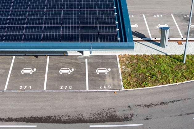 Größter Ladepark der Welt am Bahnhof Merklingen Schwäbische Alb eröffnet. 259 überdachte Stationen für Elektroautos finden sich unter zwei 160 und 190 Meter langen Dächern. Der Zweckverband Schwäbische Alb und das Land investieren für den Ladepark rund fünf Millionen Euro. 01.11.2023: Merklingen, Alb-Donau-Kreis, Baden-Württemberg, Deutschland, Europa *** Largest charging park in the world opened at Merklingen Swabian Alb train station 259 covered stations for electric cars can be found under two 160- and 190-meter-long roofs The Swabian Alb special-purpose association and the state are investing around five million euros for the charging park 01 11 2023 Merklingen, Alb Donau Kreis, Baden Württemberg, Germany, Europe