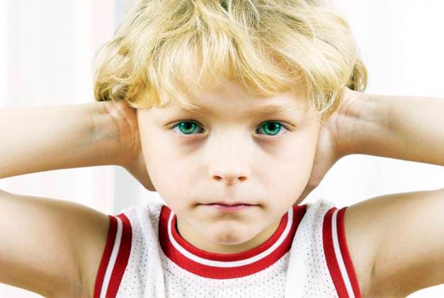 Ear pain in a child Ear pain in a child. model release Copyright: xMAYx xBSIPx 008466_015 ,model released, Symbolfoto