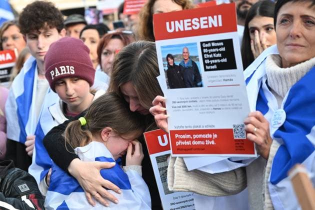 Bilder des Jahres 2023, News 11 November News Themen der Woche KW44 News Bilder des Tages Demonstration entitled We stand with Israel in support of Israel to express solidarity with Israel and its citizens and bring attention to world-wide rise in anti-Semitism, held by Federation of Jewish Communities, took place on the Old Town Square in Prague, Czech Republic, November 1, 2023. (CTKxPhoto MichalxKamaryt) CTKPhotoP2023110108742  CTKPhotoP2023110108742