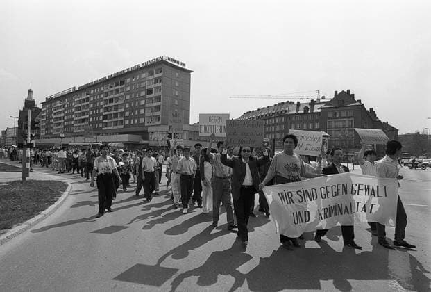Vietnamesnprotest 07.04.1995, Chemnitz,Polizei, Razzia gegen Vietnamesen, Ca 150 Verhaftungen, Hintergrund Entfuehrung Erpressung Internationaler Menschenhandel, bei der Aktion wurde eine unbeteiligte Vietnamesin durch Polizeibeamte angeschossen ( Schlossteich), Tage danach gab es Proteste gegen das Vorgehen der Beamten und den Generalverdacht gegen alle Vietnamesen *** Vietnamese protest 07 04 1995, Chemnitz, police, raid against Vietnamese, about 150 arrests, background kidnapping extortion international human trafficking, during the action was an uninvolved Vietnamese shot by police officers Schlossteich, days later there were protests against the actions of officials and the general suspicion against all Vietnamese