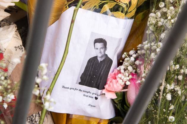 Tributes are placed outside the Friend s character Chandler Bing s apartment after the death of actor Matthew Perry Featuring: Matthew Perry Fan Tribute Where: New York, New York, United States When: 01 Nov 2023 Credit: Janet Mayer startraksphoto.com EDITORIAL USE ONLY. NOT FOR USE BY NEWSPAPERS BASED IN THE UK. Copyright: xx 53172585