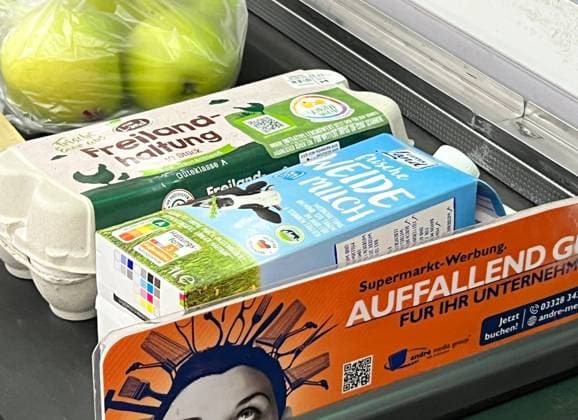 Waren auf dem Kassenband bei NETTO *** Goods on the checkout belt at NETTO Copyright: xmix1x