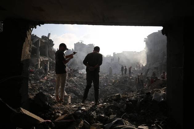 Nahostkonflikt, Gaza, Flüchtlingslager Bureij nach israelischem Luftangriff People sift through the smouldering rubble of buildings destroyed in an Israeli strike on the Bureij refugee camp People sift through the smouldering rubble of buildings destroyed in an Israeli strike on the Bureij refugee camp in the central Gaza Strip on November 2, 2023, as battles between Israel and the Palestinian Hamas movement continue. Photo by Majdi Fathi apaimages Bureij Gaza Strip Palestinian Territory 021123_Al-Breij_MF_00(13) Copyright: xapaimagesxMajdixFathi xapaimagesx