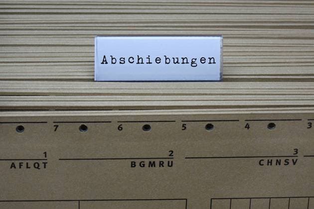 Hängeregister und Abschiebungen Hängeregister und Abschiebungen, 02.11.2023, Borkwalde, Brandenburg, An einem Hängeregister steht der Schriftzug Abschiebungen. *** Hanging registers and deportations Hanging registers and deportations, 02 11 2023, Borkwalde, Brandenburg, On a hanging register is the writing Deportations