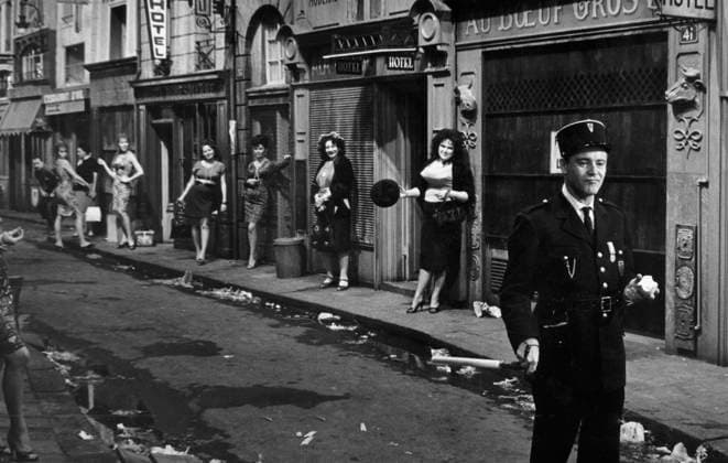 Film Irma La Douce Actor Jack Lemmon in a scene of the film Hollywood, CA USA  Copyright: xLeoxFuchsx 0032 Jack Lemmon (Irma La Douce) COP STREET SET